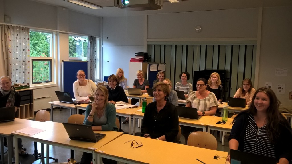 Entusiastiske lærere ved Hofstad skole på kodekurs.
