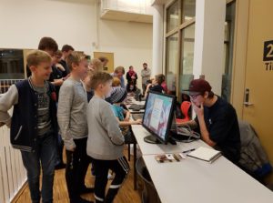 Studenter fra linja for spill- og opplevelsesteknologi ved Nord Universitet viser frem prosjekter laget i Unity.